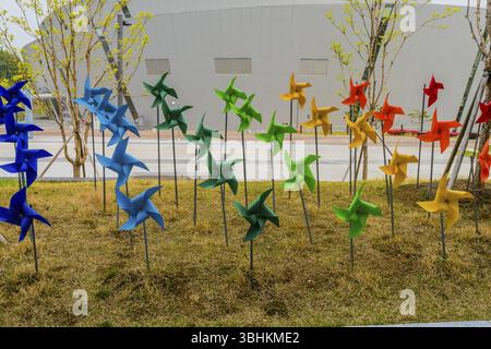 Muju, Corea del Sud. 1° maggio 2019: Ruote colorate in prato rifinito con arena da competizione sullo sfondo Foto Stock