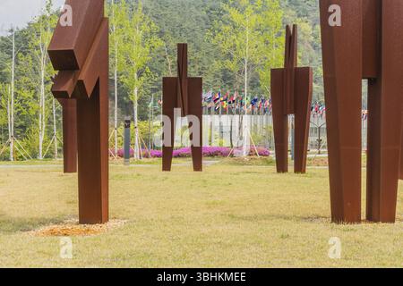 Muju, Corea del Sud. 1 maggio 2019: Statue di ferro rappresentano varie tecniche di Taekwondo nel prato del Taekwondowon coreano Foto Stock