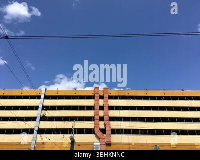 Vista frontale del parcheggio urbano a più piani di nuova costruzione Foto Stock