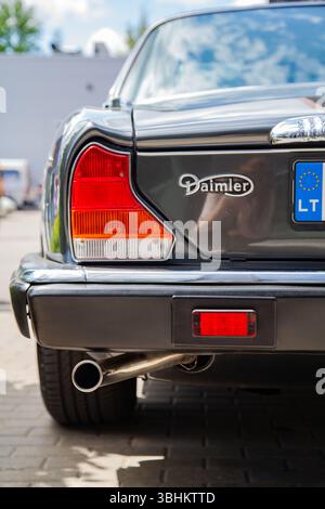 Vilnius, Lituania - 31-05-2025 - Logo Daimler sul bagagliaio di un'auto di lusso Daimler Vanden Plas Foto Stock