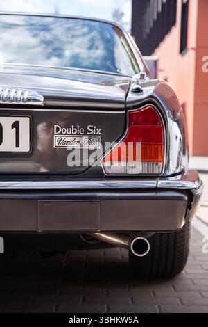 Vilnius, Lituania - 31-05-2025 - Logo Daimler sul bagagliaio di un'auto di lusso Daimler Vanden Plas Foto Stock