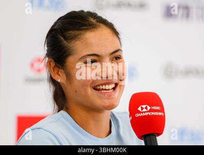 LONDRA, REGNO UNITO, 10 giugno: Emma Raducanu (GBR) è stata intervistata dai media dopo aver vinto il singolo femminile contro Cristina Bucsa (Spagna) il giorno 2 dei Campionati HSBC 2025 al Queen's Club martedì 10 giugno 2025 a LONDRA, REGNO UNITO. Crediti: Taka Wu/Alamy Live News Foto Stock