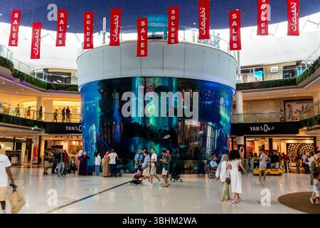 Casablanca, Casablanca-Settat - Marocco - 07-27-2024: Veduta dell'acquario gigante nel centro commerciale Morocco, con persone che osservano mostre marine. Foto Stock