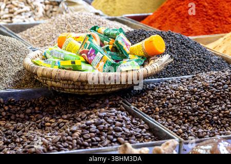 Agadir, Souss-massa - Marocco - 07-31-2024: Cesto in tessuto pieno di varie spezie confezionate nel mercato marocchino. Foto Stock