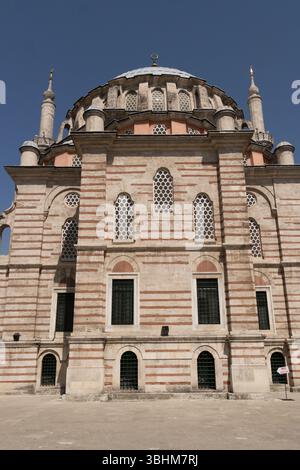 I visitatori ammirano l'intricato design e l'incredibile esterno della Moschea Suleymaniye, un punto di riferimento significativo a Istanbul durante una giornata di sole. Foto Stock