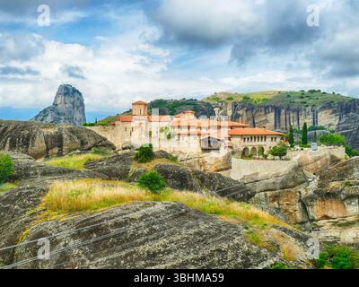METERORA, GFEECE - 11 MAGGIO 2025 - il Santo Monastero di San Nicola Anapausas gode della sua posizione di rilievo sull'alta roccia di Meteora, circondato Foto Stock