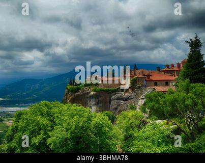 METEORA, GRECIA - 11 MAGGIO 2025 - Monastero di Rousanou, arroccato sul bordo roccioso della scogliera, paesaggio di Meteora avvolto da un cielo coperto. , Varlaam M Foto Stock