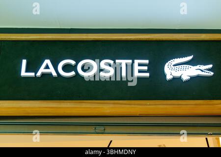 Casablanca, Casablanca-Settat - Marocco - 07-27-2024: Cartellone di Lacoste con logo di coccodrillo illuminato presso il centro commerciale Casablanca. Foto Stock