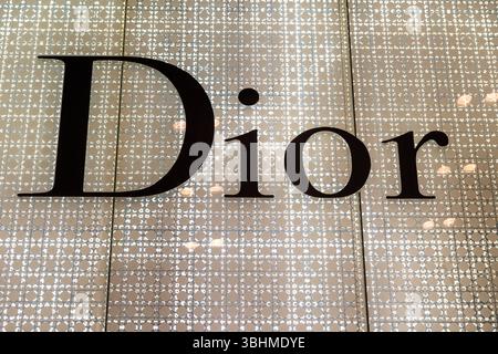 Casablanca, Casablanca-Settat - Marocco - 07-27-2024: Logo Dior esposto su una parete illuminata. Foto Stock