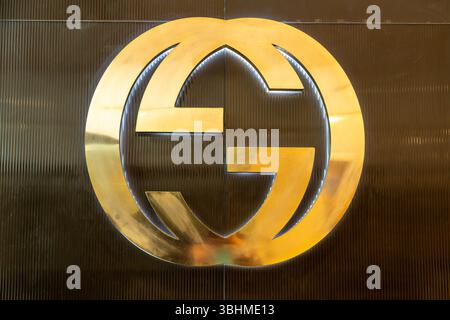 Casablanca, Casablanca-Settat - Marocco - 07-27-2024: Logo Gucci oro su sfondo marrone. Foto Stock