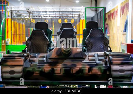 Casablanca, Casablanca-Settat - Marocco - 07-27-2024: Vista frontale di un giro a tema canottiera con quattro posti a sedere all'interno di un'area di divertimento per bambini negli shoppi Foto Stock