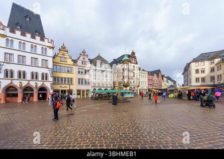Treviri, Germania - 11 ottobre 2024: Scena di piazza Hauptmarkt, con vari edifici, locali e visitatori, a Treviri, Renania-Palatinato, tedesco Foto Stock