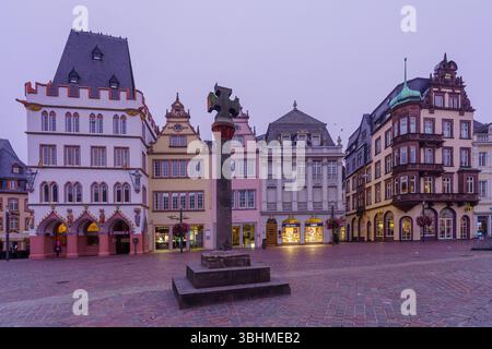 Treviri, Germania - 12 ottobre 2024: Scena dell'alba di Foggy in piazza Hauptmarkt, con vari edifici, locali e visitatori, a Treviri, Renania-Pala Foto Stock