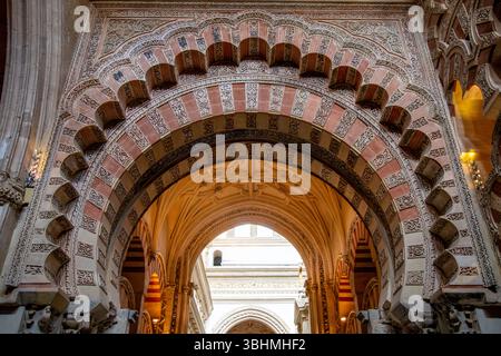 Cordova, Cordova - Spagna - 04-08-2024: Un primo piano degli intricati archi a più livelli all'interno della Mezquita-Catedral de Cordoba, che espone arte moresca Foto Stock