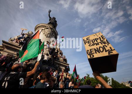 Parigi, Francia. 9 giugno 2025. Un manifestante ha un cartello con scritto "persone contro il genocidio” durante una manifestazione. Migliaia di persone si sono riunite in Place de République, a Parigi, per sostenere i palestinesi e chiedere il rilascio˜dell'equipaggio della Madleen, la nave umanitaria sbarcata da Israele al largo della costa di Gaza domenica sera. (Immagine di credito: © Telmo Pinto/SOPA Images via ZUMA Press Wire) SOLO PER USO EDITORIALE! Non per USO commerciale! Foto Stock