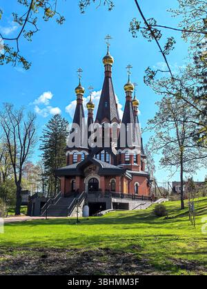 Yukki, Oblast' di Leningrado, Russia - 28 maggio 2025. La chiesa di San Giovanni Battista a Yukki mostra la sua architettura impressionante con cupole dorate sotto a. Foto Stock