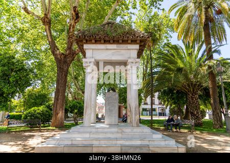 Cordova, Cordova - Spagna - 04-08-2024: Monumento agli amanti in un tranquillo parco circondato da alberi e panchine. Foto Stock