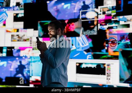 Utente di smartphone dipendente dal consumo di contenuti dei social media e dall'ossessivo scorrimento dei petardi che possono scatenare ansia e problemi di autostima dannosi nel mondo digitale. Isolamento eccessivo. Foto Stock