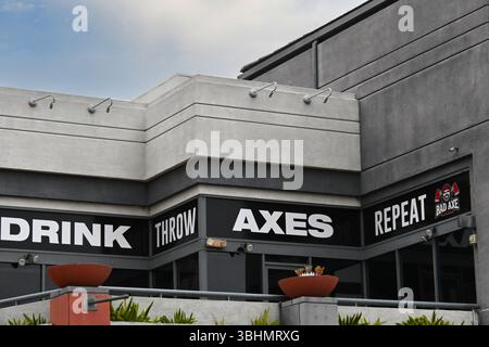 LONG BEACH, CALIFORNIA - 9 GIUGNO 2025: Bad Axe è un centro urbano per il lancio di asce che offre allenamenti esperti e ospita feste ed eventi di team building. Foto Stock