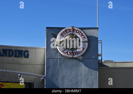 LONG BEACH, CALIFORNIA - 1° GIUGNO 2025: Insegna al PierPoint Landing con i charter per la pesca d'altura situati a Rainbow Harbor vicino al centro di Long Beach. Foto Stock