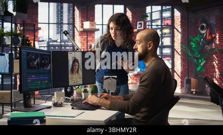 L'editor professionale utilizza software e bobine PC potenziati dall'intelligenza artificiale in un ufficio creativo, strategia di marketing utilizzata per individuare le tendenze virali e aumentare l'esposizione e i follower online. Telecamera A.. Foto Stock