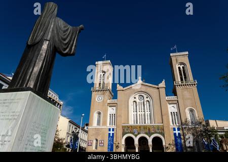 Statua dell'Arcivescovo Damaskinos di fronte alla Santa Chiesa metropolitana dell'Annunciazione alla Vergine Maria. Atene Grecia Foto Stock