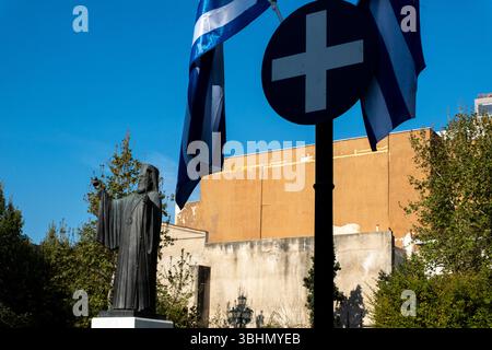 Statua dell'Arcivescovo Damaskinos di fronte alla Santa Chiesa metropolitana dell'Annunciazione alla Vergine Maria. Atene Grecia Foto Stock