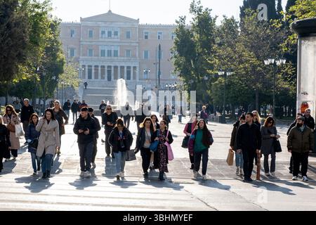 I pedoni attraversano via Stadiou in Piazza Syntagma di fronte al Parlamento greco. Atene, Grecia. Foto Stock