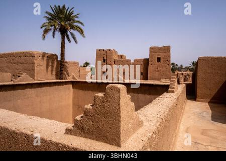 An elderly man resting in Skoura, Ahl El Oust Province, Morocco. Foto Stock