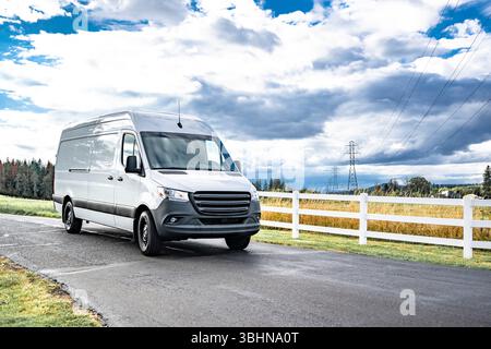 Mini furgone cargo commerciale compatto e di qualità industriale per l'uso in piccole imprese e consegne locali su strada stretta con mead Foto Stock