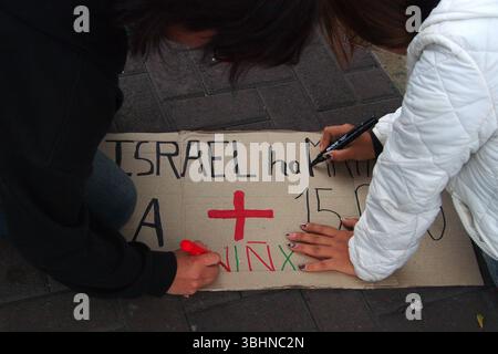 Lima, Perù. 10 giugno 2025. "Israele ha ucciso più di 15.000” può essere letto su un cartone quando decine di persone hanno tenuto un sit-in per la Flottiglia della libertà e la situazione a Gaza di fronte all'ambasciata francese a Lima. La Flottiglia per la libertà del 2025 è stato un tentativo umanitario marittimo di rompere il blocco navale israeliano della Striscia di Gaza e fornire aiuti umanitari. Credito: Fotoholica Press Agency/Alamy Live News Foto Stock
