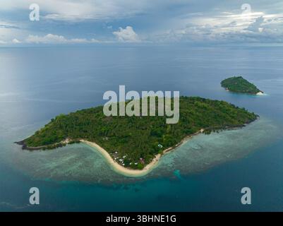 Isola topica con spiaggia sabbiosa sotto il cielo blu e le nuvole. Buh-Buh Island a Zamboanga, Filippine. Foto Stock