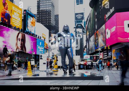 Una statua di bronzo di una giovane donna nera di 3 metri, intitolata "Grounded in the Stars" di Thomas J Price, è stata vista a Times Square a New York City, USA il 10 giugno 2025. La statua ha scatenato discussioni e discussioni sulla razza, il femminismo e il ruolo dell'arte nella società. L'installazione fa parte di Times Square Arts Projects. Crediti: Aashish Kiphayet/Alamy Live News Foto Stock