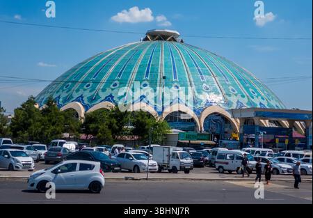 Tashkent, Uzbekistan - 1 giugno 2025 - il famoso bazar Chorsu nella capitale uzbeka Foto Stock