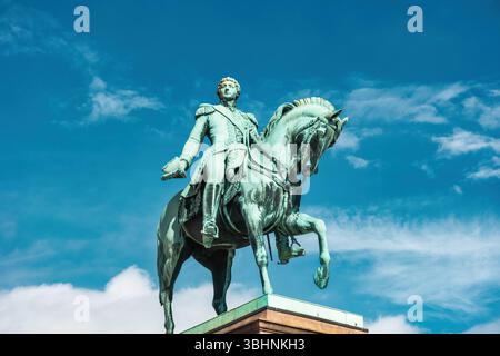Statua equestre del re Carlo III Johan di fronte al Palazzo reale di Oslo, Norvegia. Foto Stock