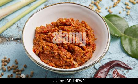 Pasta di curry tailandese rossa fatta in casa. Pasta tradizionale di curry rosso tailandese a base di peperoncini rossi secchi, aglio, scalogno, citronella e spezie. Foto Stock