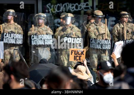 Los Angeles, California, Stati Uniti. 9 giugno 2025. La Guardia Nazionale sta di guardia in un edificio mentre le proteste continuano dopo tre giorni di scontri con la polizia dopo che 'continuano i raid di immigrazione e 'l'amministrazione Trump ha chiamato la Guardia Nazionale il 9 giugno 2025, a Los Angeles, California. “L’amministrazione Trump ha ordinato ai funzionari di aumentare le detenzioni a 3.000 migranti al giorno. (Credit Image: © Michael Nigro/Pacific Press via ZUMA Press Wire) SOLO PER USO EDITORIALE! Non per USO commerciale! Foto Stock