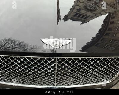 Ginevra, Svizzera -- 12 gennaio 2023: Badge Bentley. Foto Stock