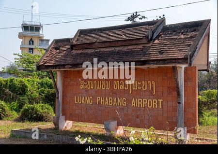 L'Aeroporto Internazionale di Luang Phabang con torre di controllo dell'aria sullo sfondo a Luang Prabang nel Laos settentrionale, nel sud-est asiatico Luang Prabang era il primo Foto Stock