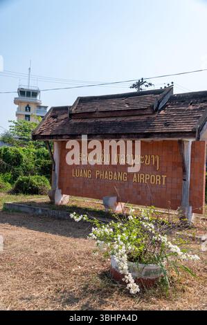 L'Aeroporto Internazionale di Luang Phabang con torre di controllo dell'aria sullo sfondo a Luang Prabang nel Laos settentrionale, nel sud-est asiatico Luang Prabang era il primo Foto Stock