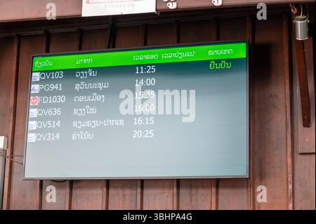 Espositore degli arrivi aerei in lingua laotiana nella sala Partenze/arrivi nel nuovo Aeroporto Internazionale di Luang Phabang costruito con fondi cinesi Foto Stock