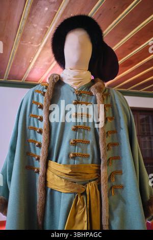 Un esempio di tipico guardaroba reale e nobile, abiti del periodo. All'ungherese in esilio, Rakoczi House Museum di Tekirdag, Turchia. Foto Stock