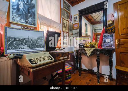 Un'area con vecchi caratteri di scrittura, fonografo, lettore di dischi e altri oggetti vecchi. Presso il Museo Namik Kemal House di Tekirdag, Turchia. Foto Stock