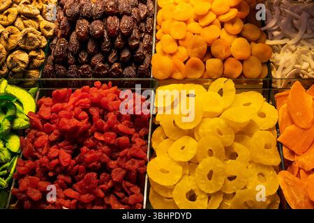 Vivace selezione di spezie ed erbe colorate disposte in file simmetriche presso un mercato tradizionale o bazar delle spezie. Immagine perfetta per i temi del cooki Foto Stock
