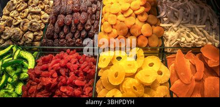Vivace selezione di spezie ed erbe colorate disposte in file simmetriche presso un mercato tradizionale o bazar delle spezie. Immagine perfetta per i temi del cooki Foto Stock