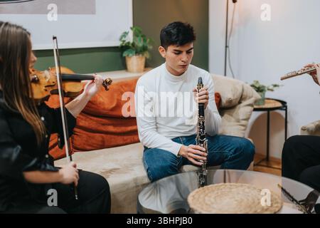 Gruppo di giovani musicisti in un ambiente familiare informale Foto Stock