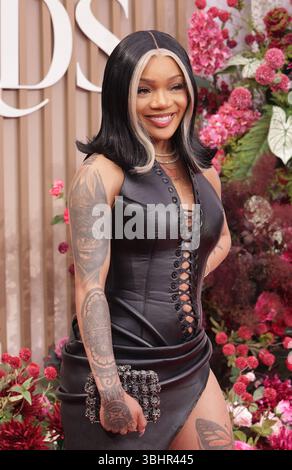 Los Angeles, Stati Uniti. 9 giugno 2025. GloRilla partecipa ai 2025 BET Awards al Peacock Theater. (Foto di Image Space/SOPA Images/Sipa USA) credito: SIPA USA/Alamy Live News Foto Stock