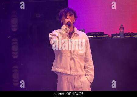 Roma, Italia - 31 maggio 2025: Rapper italiano Random, pseudonimo di Emanuele caso, si esibisce sul palco durante un evento gratuito organizzato al Parco degli Acquedotti. Foto Stock