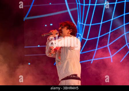 Roma, Italia - 31 maggio 2025: Rapper italiano Random, pseudonimo di Emanuele caso, si esibisce sul palco durante un evento gratuito organizzato al Parco degli Acquedotti. Foto Stock