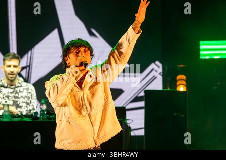 Roma, Italia - 31 maggio 2025: Rapper italiano Random, pseudonimo di Emanuele caso, si esibisce sul palco durante un evento gratuito organizzato al Parco degli Acquedotti. Foto Stock